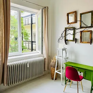  Apartman Stylish Delight In Downtown Of